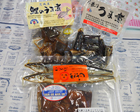 今回の優勝賞品は、鯉のうま煮他セットです。鉾田市のコモリ食品さんです。